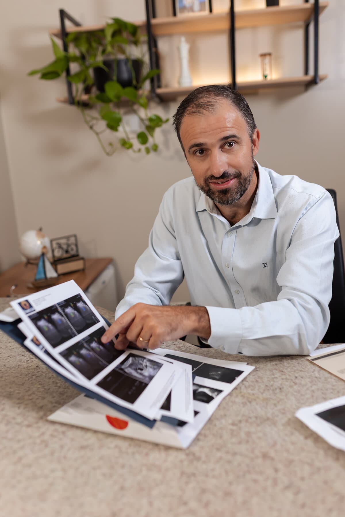 Dr. Getúlio analisando exames com paciente